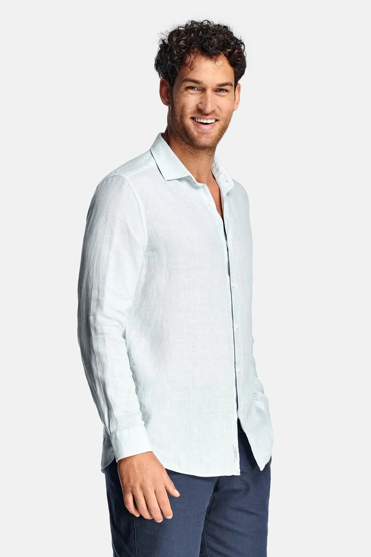 https://cdn.shopify.com/s/files/1/0760/8608/3915/files/Davinci-Lichtblaues_Leinenhemd-01.webp?v=1729553873